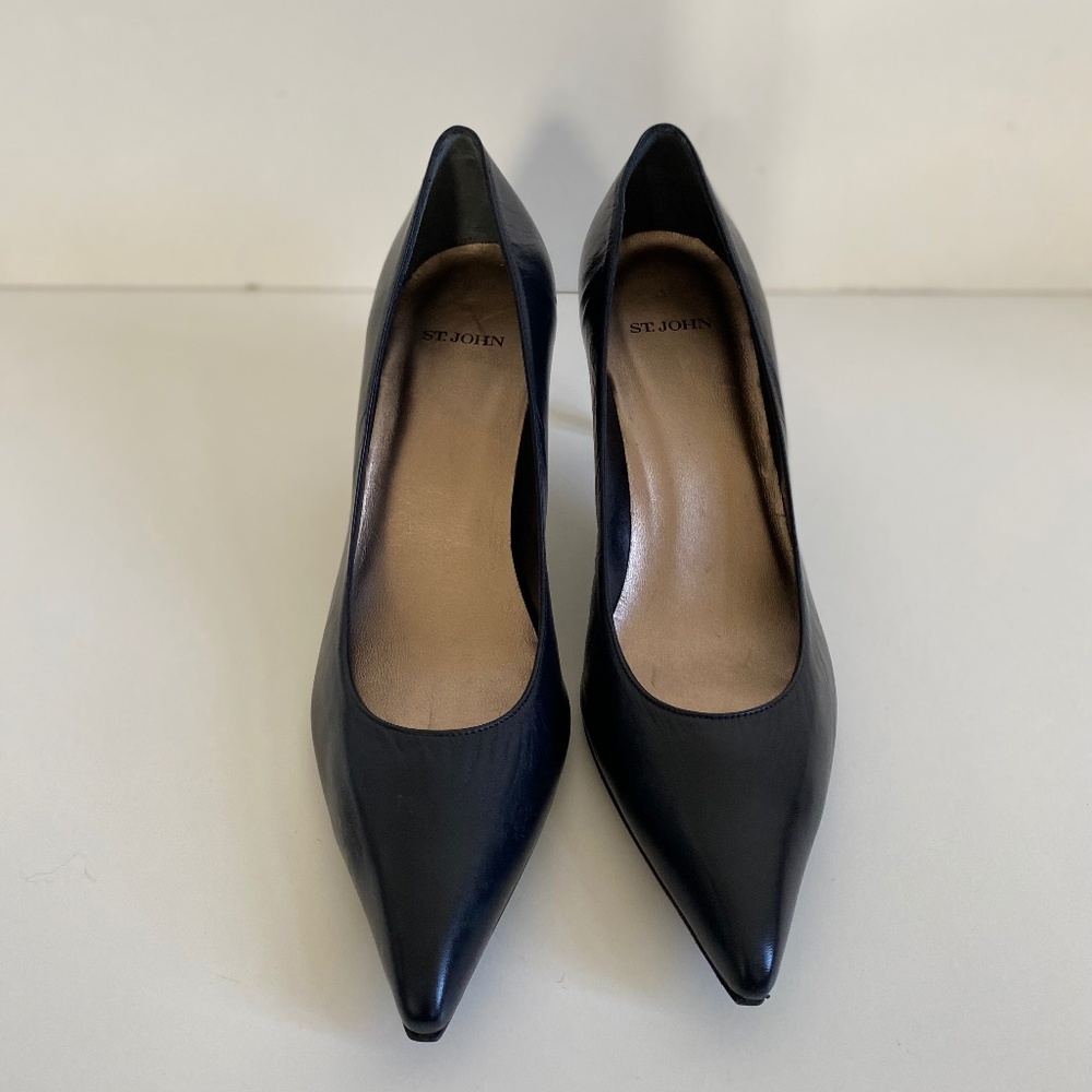 St. John navy blue leather shoes, Size 8